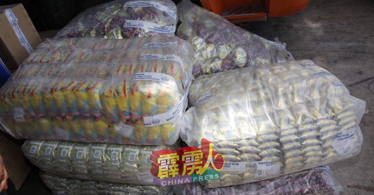 霹州贸消局执法人员没收了大量的饼干和食品。