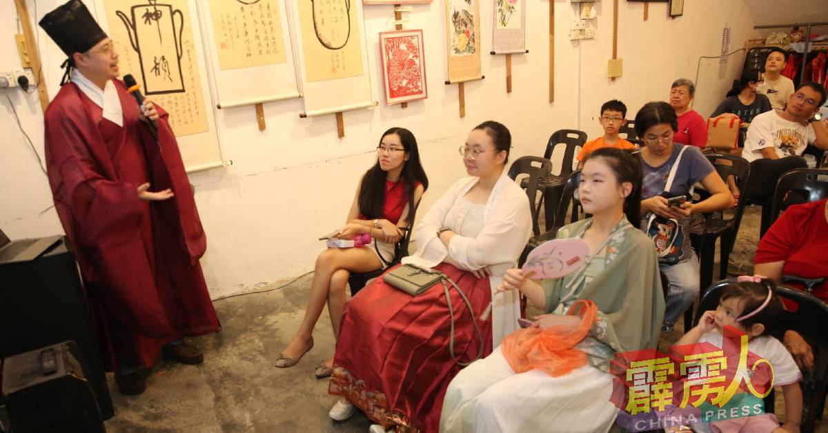 现场还有汉服交流活动，民众穿着汉服，展现浓郁的中华传统色彩。