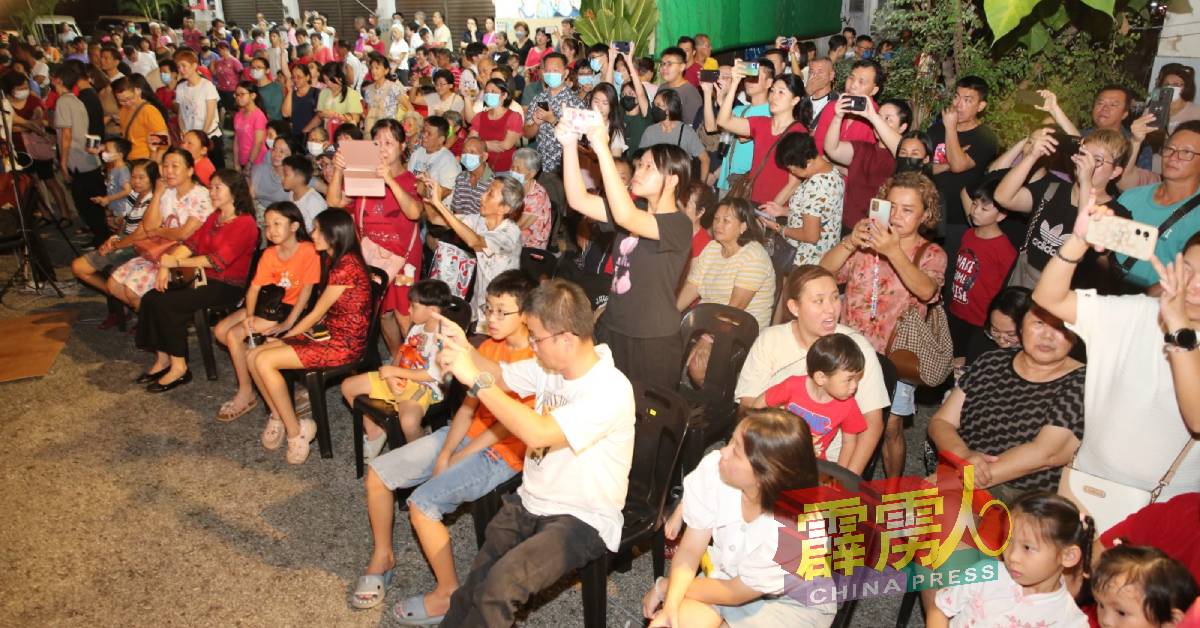 扬名海外的华乐演奏吸引了逾千人争相围睹，不少民众纷纷拿起手机记录。