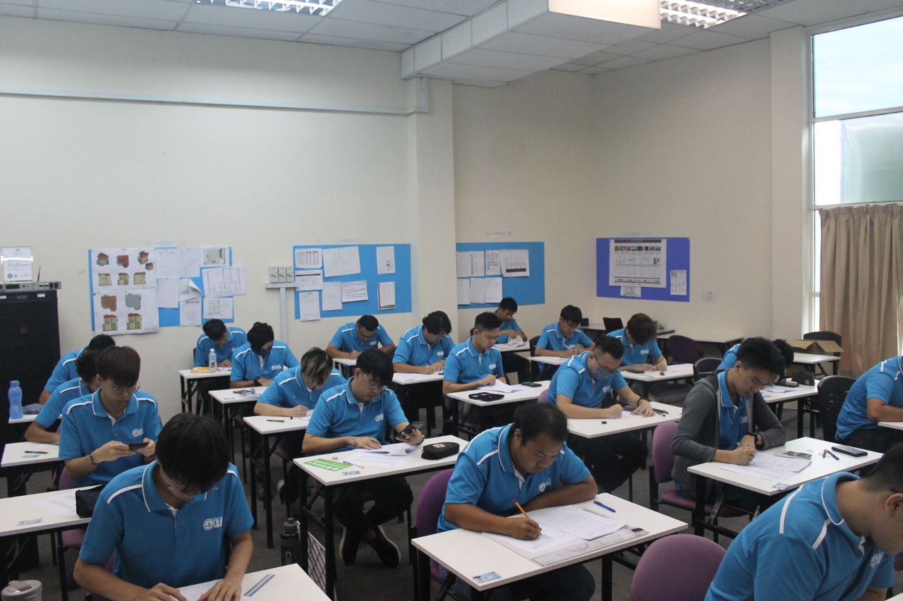 学员专注参与考试项目。
