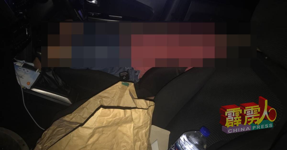 一名华裔男子被发现反锁在轿车内，救出后证实已无性命迹象。 （霹雳消拯局）