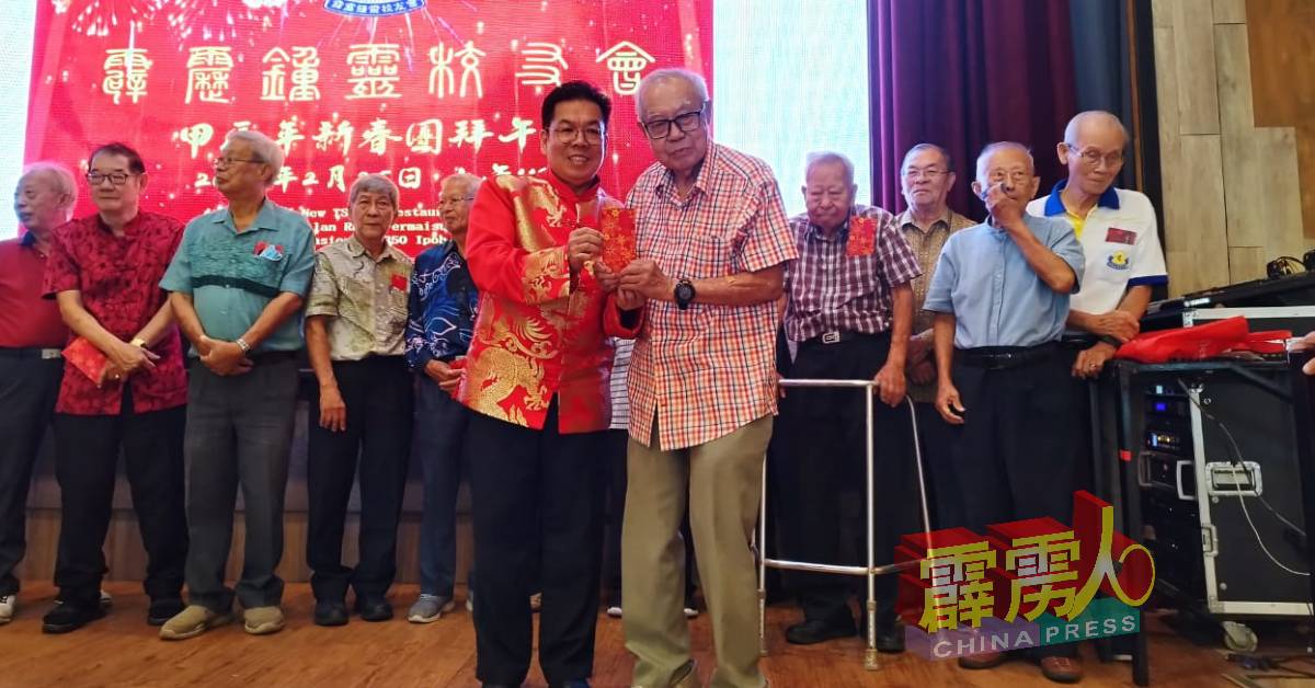 陈荣生（左起）派送红包予校友，其中包括企业和华教界名士胡万铎校友。