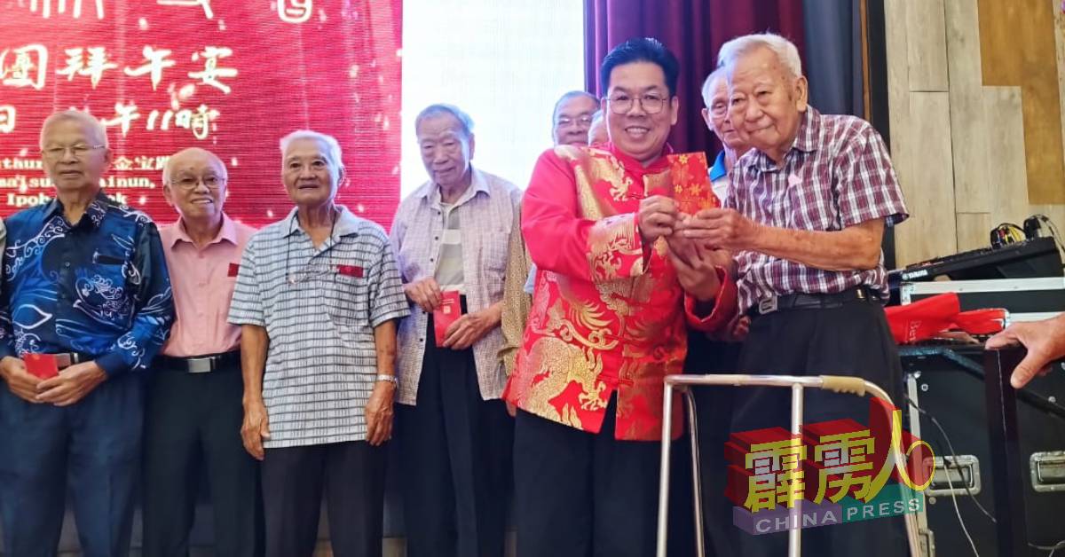 近200位来自霹雳各地老校友参与团拜午宴，其中最高龄者为97岁的冯瑞球（右）。