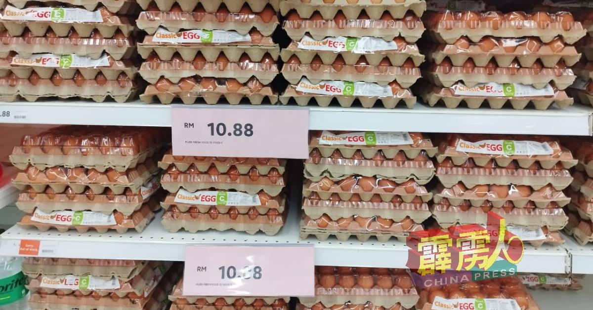 目前在霸级市场架上的鸡蛋供应充足。