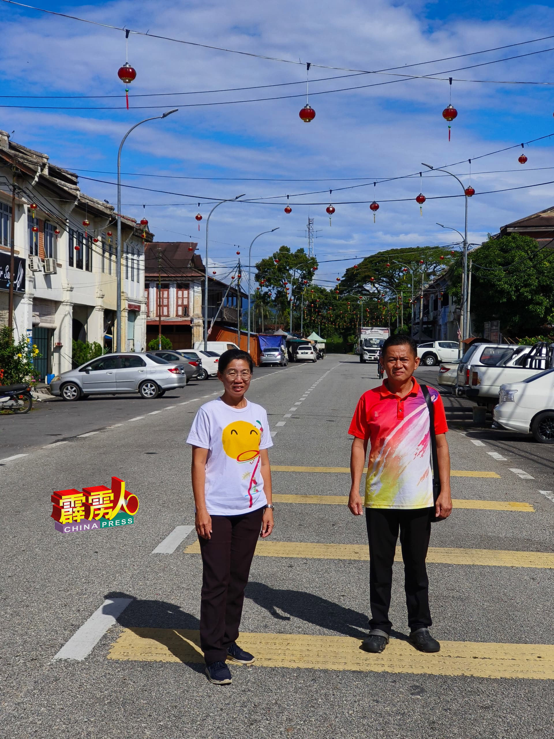宁罗新村整条街首次挂满灯笼。村长刘宝健（右）及和丰新村发展官新徐保萍，展示该村2024年的突破。