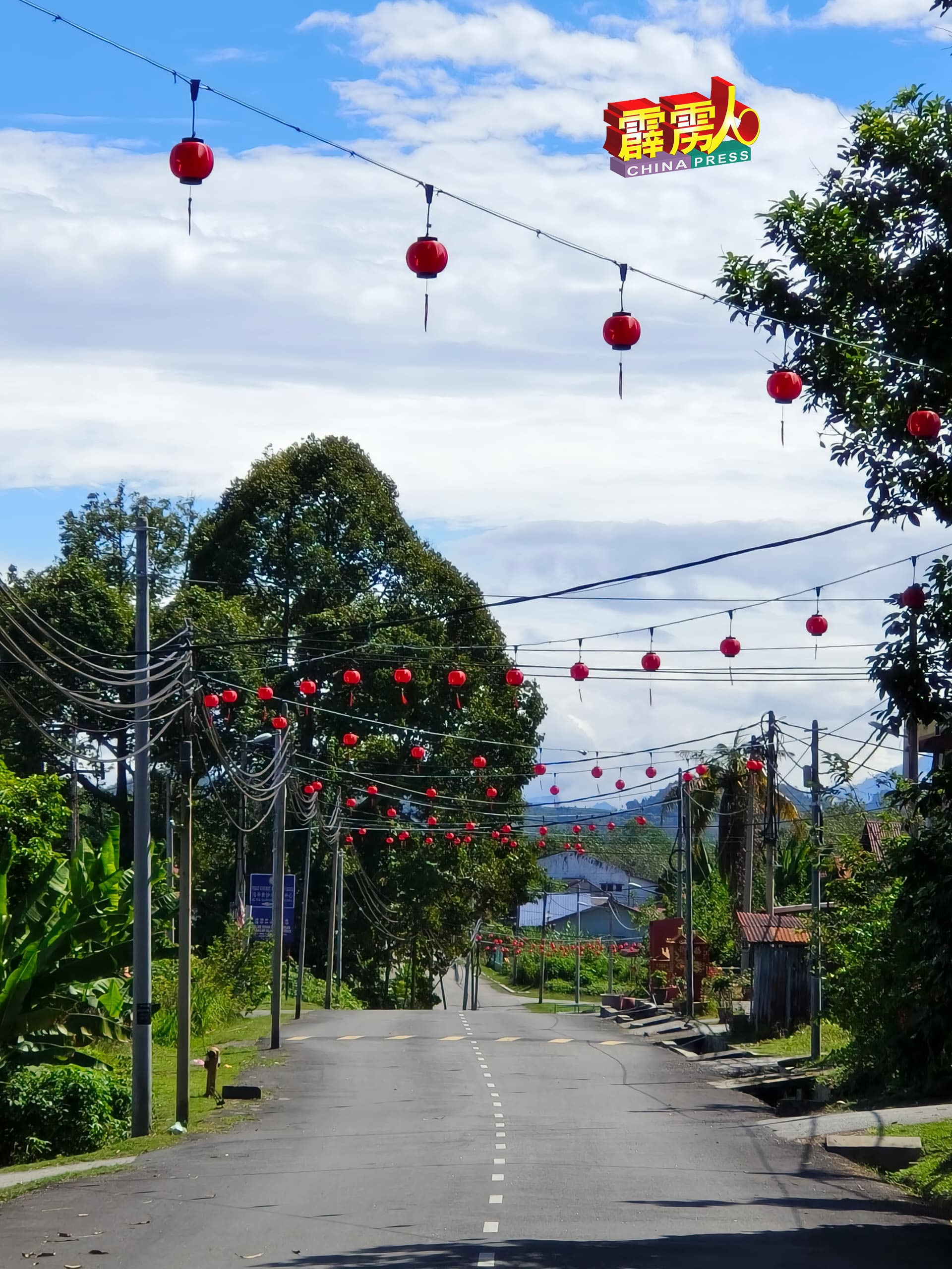 与宁罗新村相近的新沙叻新村已挂满灯笼，年味十足。