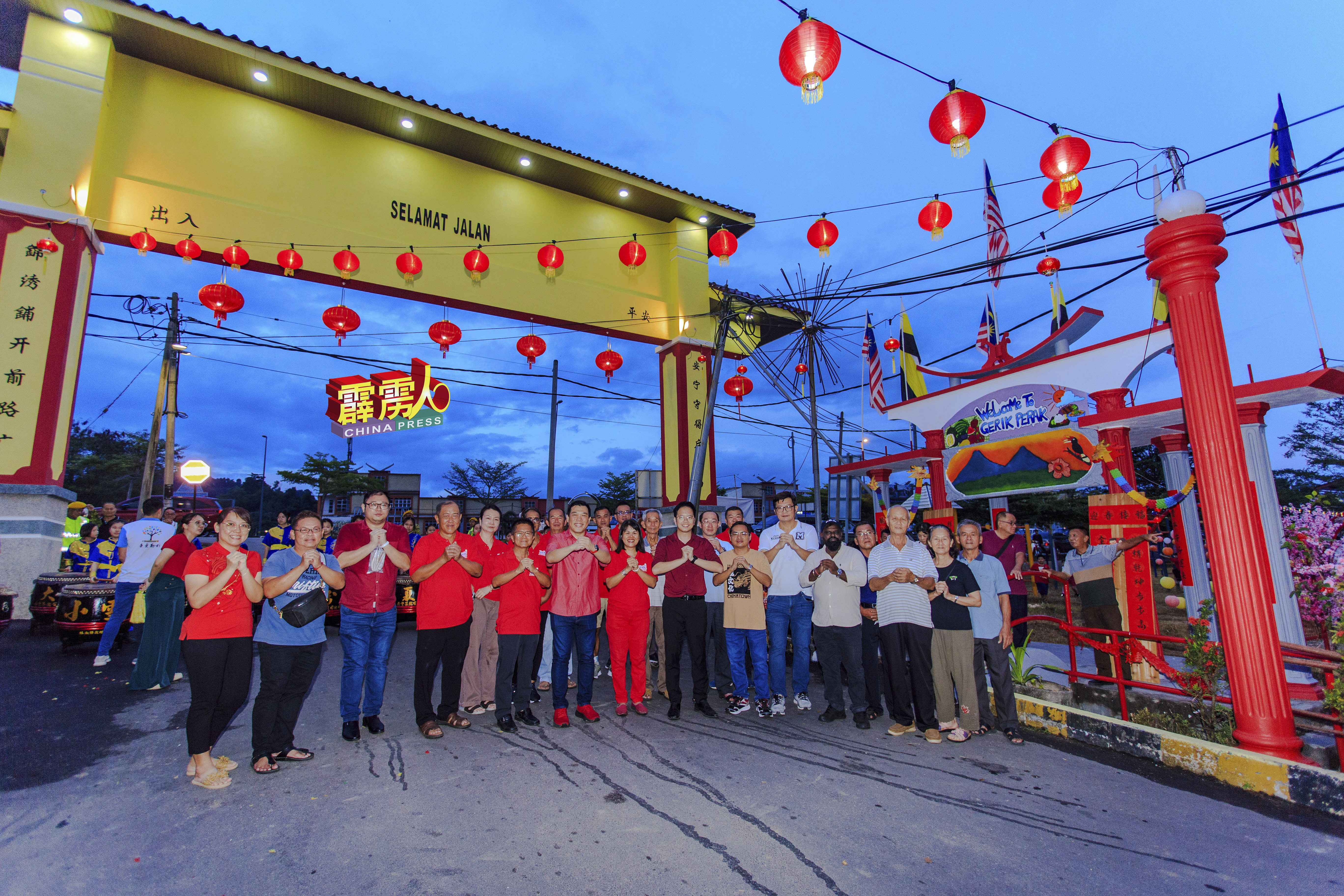 出席峇都鲁亚新村祥龙迎新园游会的罗思义（左7），率领众人向各界拜个早年。