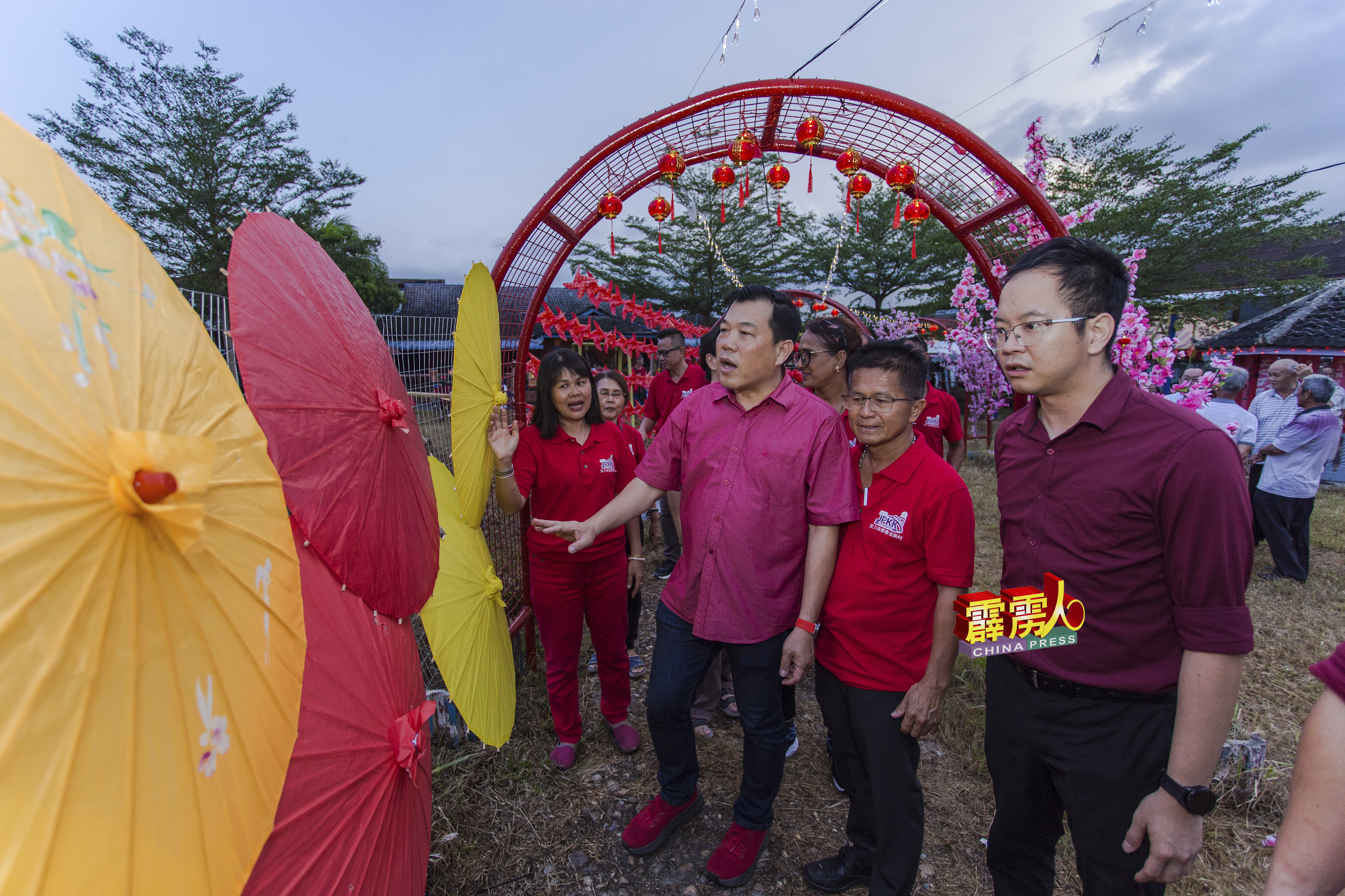  罗思义（右3）在吴锡华（右起）、许文训及李玥郿（左）的陪同下，观看园游会的纸伞设计，并给予出色表现肯定。

