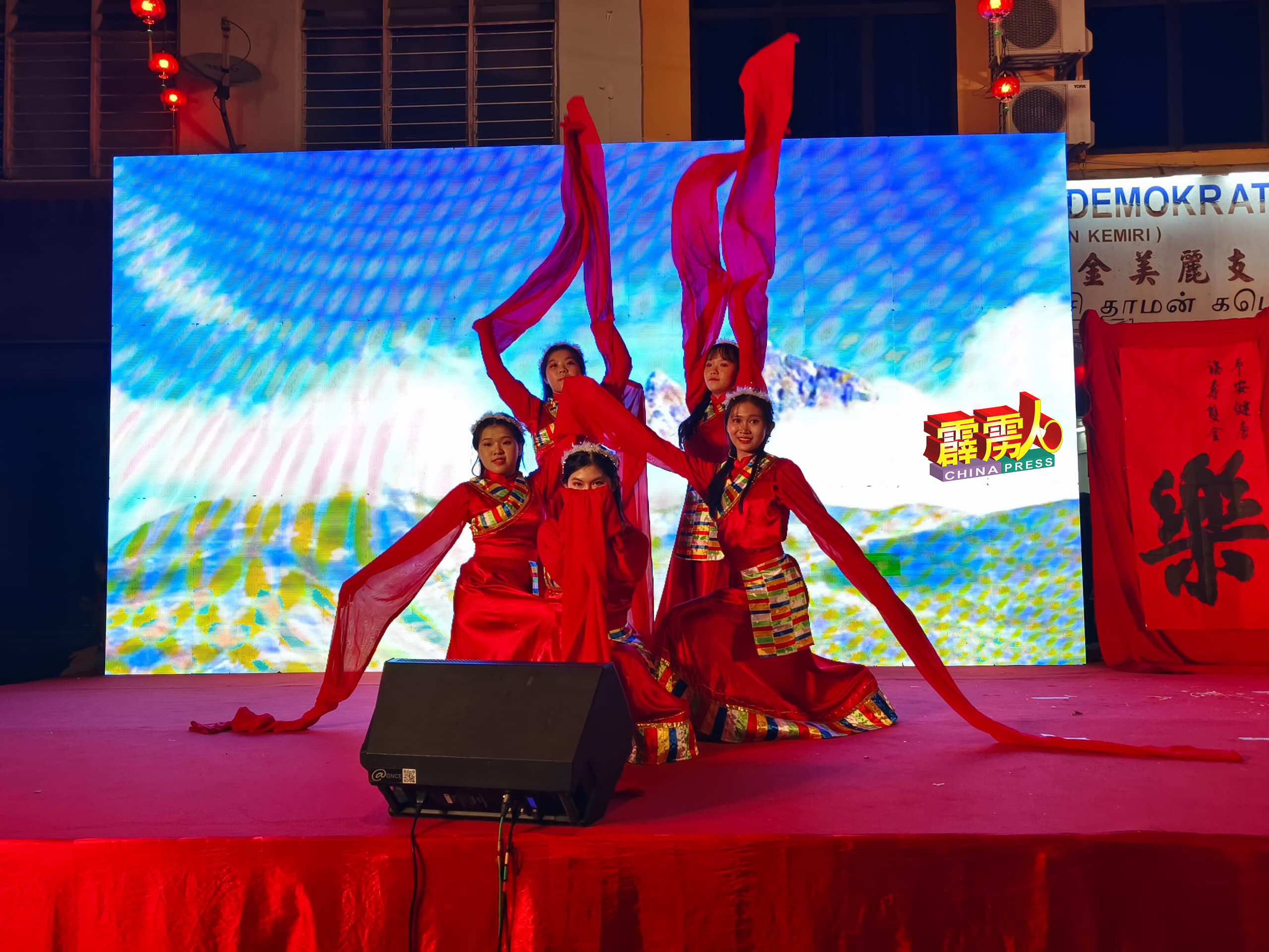 怡保培南华中舞蹈台，呈现精彩的民族舞蹈。