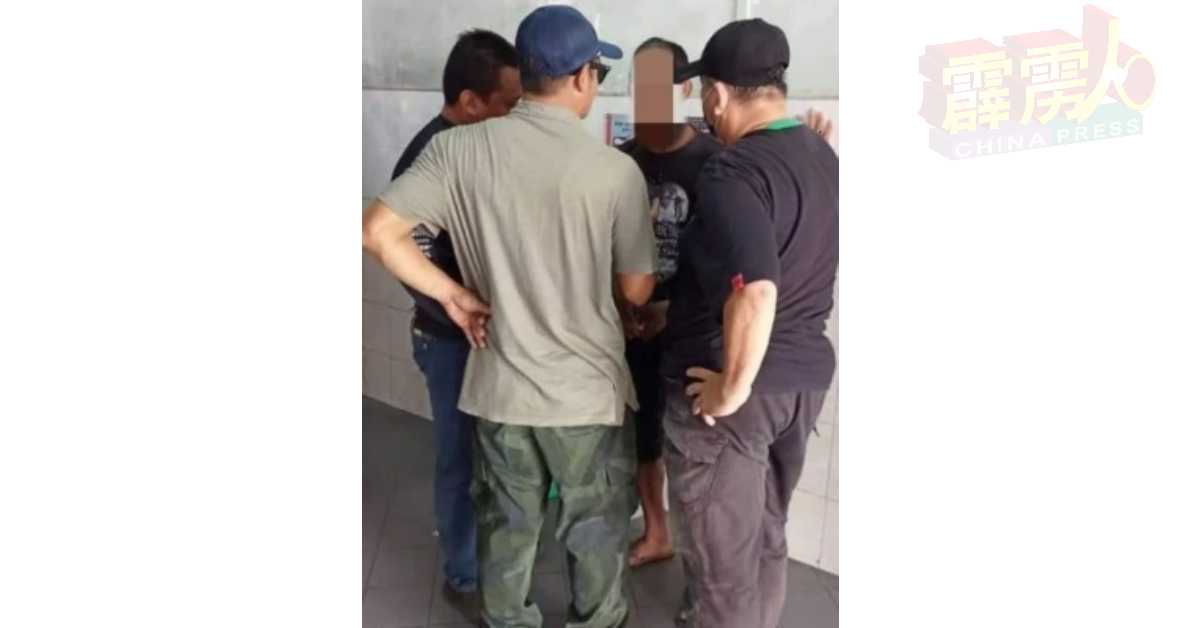 下霹雳宗教局执法官员在安顺各万字票投注站，扣留多名在投注站下注的穆斯林男子。(下霹雳宗教局)