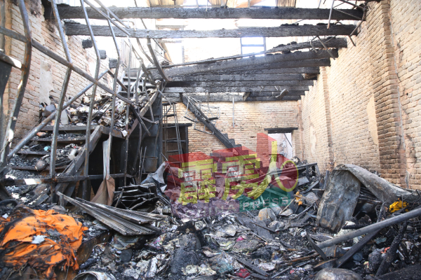 发生火灾的店舖内一片废墟。