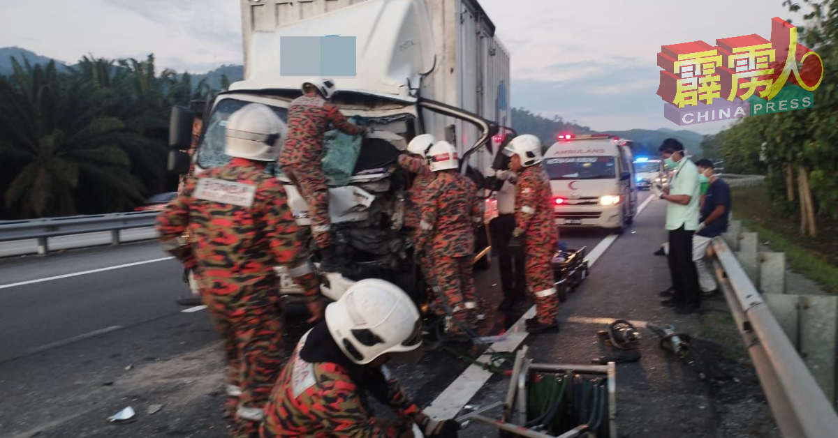 运载汽车零件的3吨罗厘车头严重撞毁，消振员合力救出司机，交给救护车送往邻近医院抢救。（消拯局）