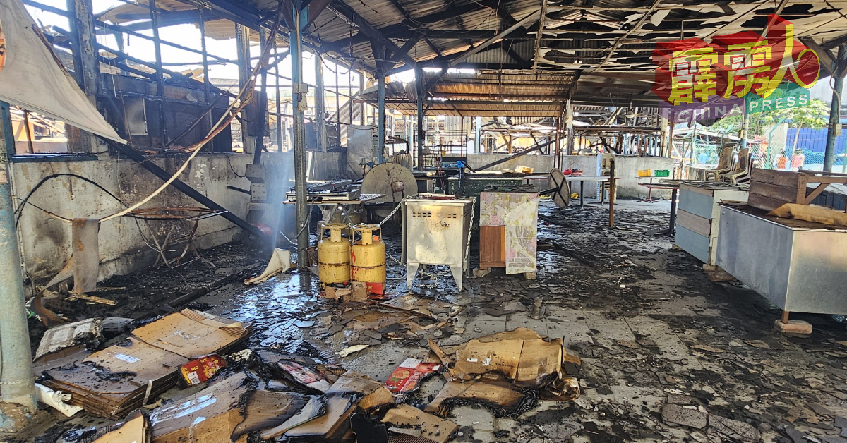 巴刹内的小食档一片废墟，幸液化石油器桶没因火灾发生爆炸。