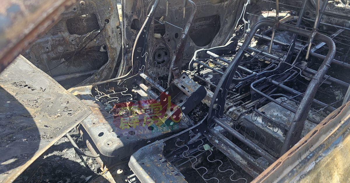 先起火的轿车内部，被烧成废铁。