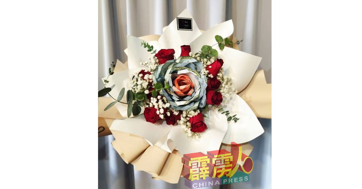 不少顾客订购以总值50令吉、10令吉钞票折成精致的玫瑰花，相当吸引人。