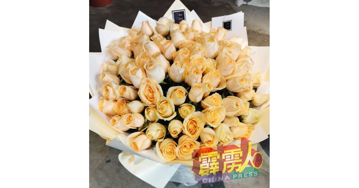 尽管情人节花价比平时贵，仍有部分顾客订购99朵玫瑰花，坚持为爱买单。