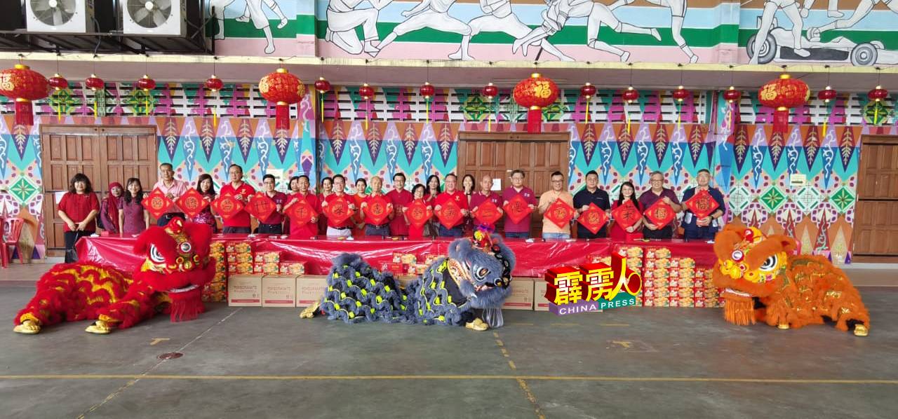 刘建文（前排左8起）、马强森、陈锦亮、黄春兰、陈禗峻及理事嘉宾等人联合参与挥春，迎接龙年到来。