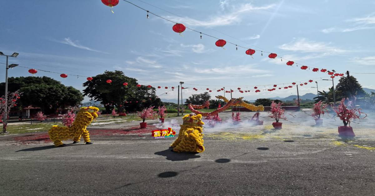 配合开幕仪式，在燃起爆竹后，醒狮在现场呈瑞。