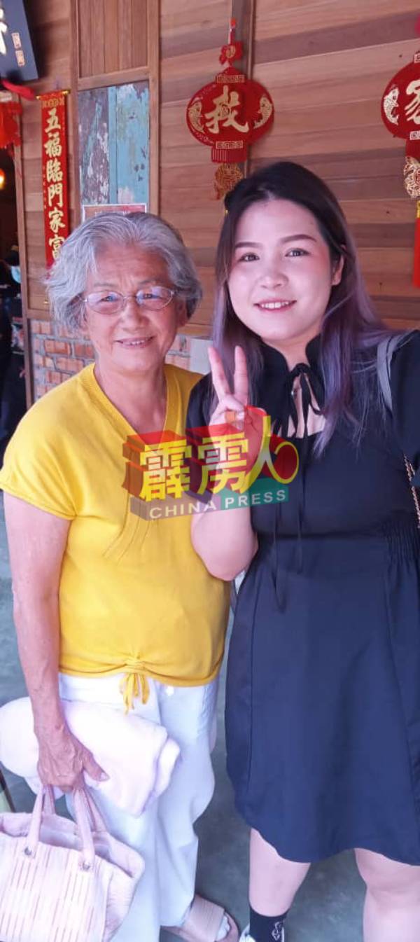 郭俐嫔（右）与祖母陈美华。