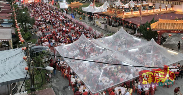 金宝2000名村民与居民共庆团圆，携手缔造全霹雳最大型的团圆饭，共迎新春佳节的到来。