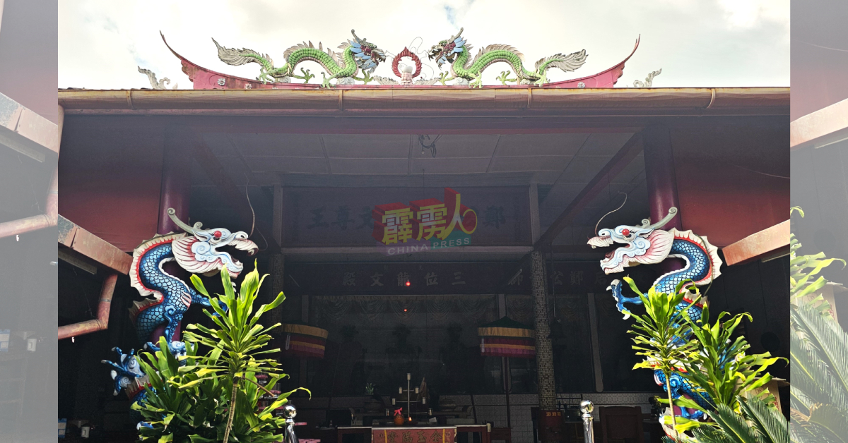 龙文庙内外共有3对祥龙作装饰，图为庙内的龙凋塑及屋嵴上的嵌瓷龙。