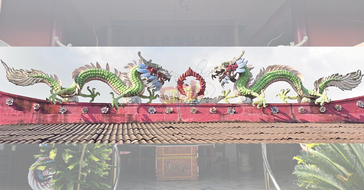 龙文庙屋嵴上的“双龙戏珠”色彩依旧鲜艳如昔。
