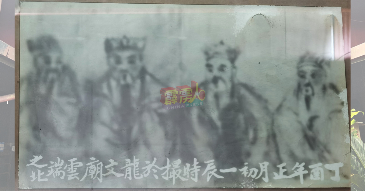 龙文庙内展示多年前神明在庙上方显灵的照片。（档案照）
