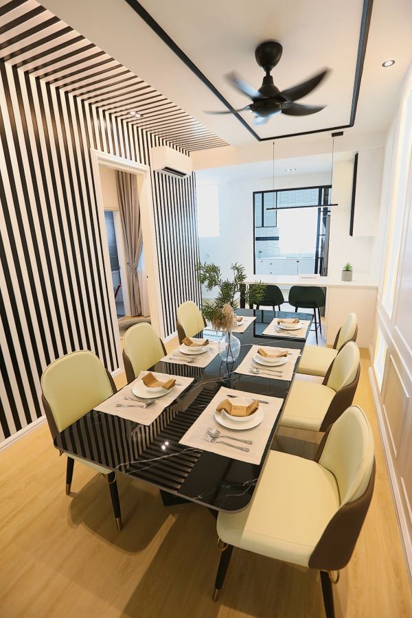 1层半毗连式房屋由客厅至厨房的长度长达47尺，打造“一目了然”的视觉效果之外，也使屋内空间使用度可达到最大化。