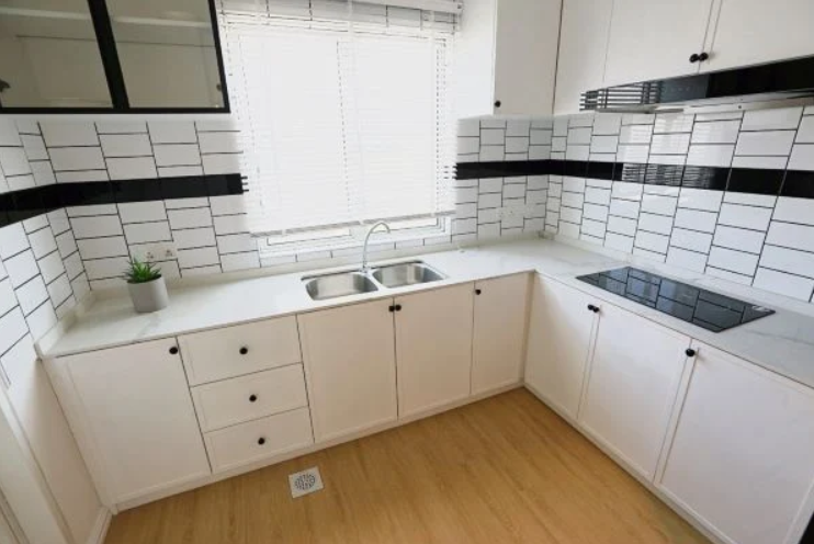 亮眼的扩建厨房设计，空间大而简约，让人倍感舒适。