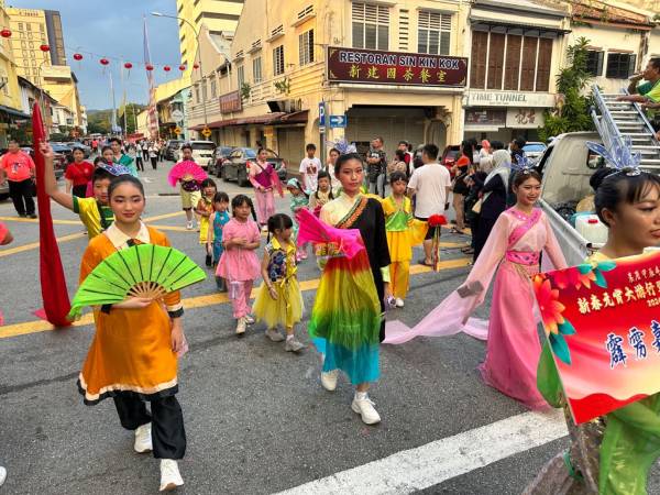年龄较小的孩子也穿上传统民族服装参与游行，彰显中华文化的特色。