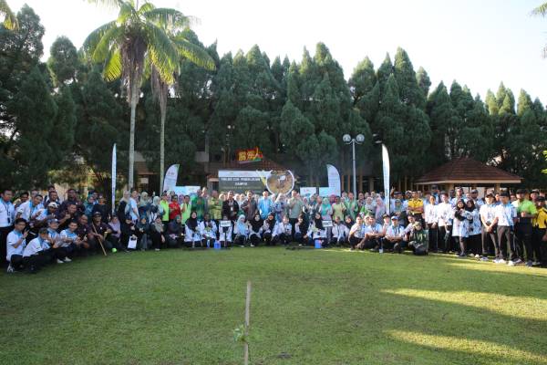翁始奥玛工艺学院举办植树活动，于校园内种植151棵树，逾400名学生参与。