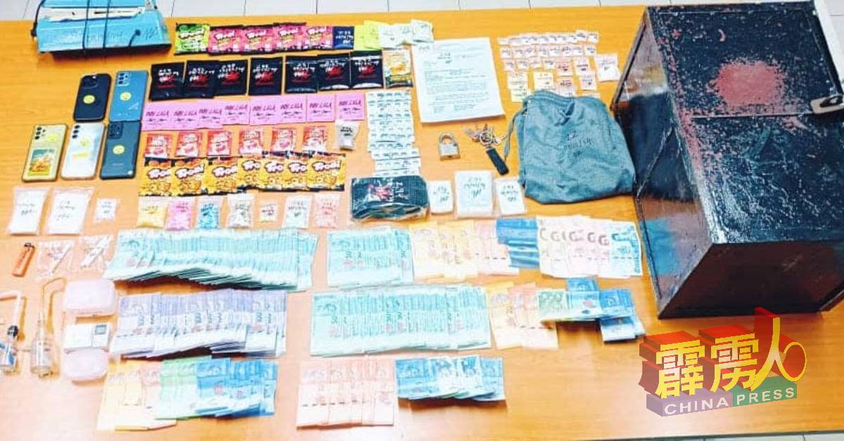 警方在怡保甘榜斗华一间民宅起获多样毒品，以及现金和财物。（怡保警方面子书）
