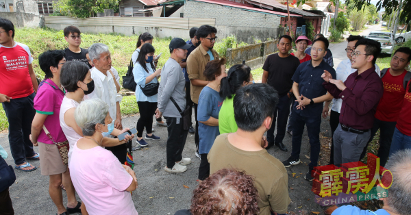 李存孝（右起）与吴锡华，周二带领小贩及媒体前往作为临时巴刹的豪华花园的空地，并作出汇报。