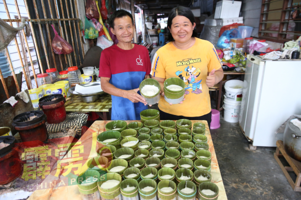 何玉梅（右）与丈夫洪玉兴，一起在家制做传统年糕。
