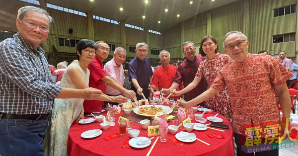 嘉宾齐捞生;左起张福兴夫妇、郑可扬、林裕、莫顺宗、黄亚珠、黄诗情及关和贵。