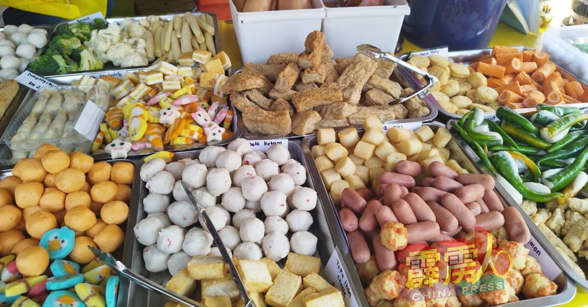 除了马来美食外，斋戒月市集也有售卖华人酿料，让人一次过尝尽各式美食。