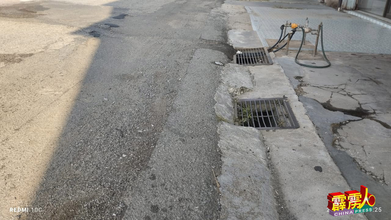 为找寻地下水管，店前遭挖掘一排小沟，唯在重补后留下许多沙粒，影响经过车辆，非常危险。