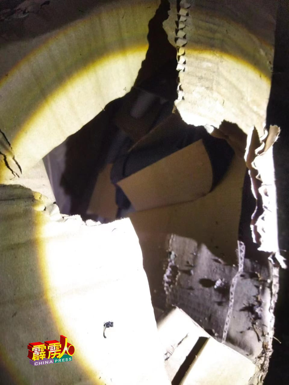 治安队员发现该木屋破损多处，并有被翘过的痕迹与洞口。
