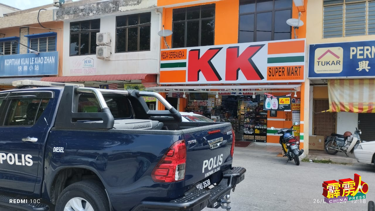 和丰金美丽园的KK便利店前面，週二中午时段出现一辆四驱巡逻警车，敏感的民众纷纷好奇查询。