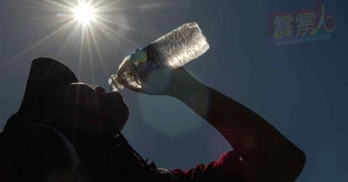 尔尼诺现象导致的酷热气候将延续至6月，人们受促时时确保摄取足够的水量。