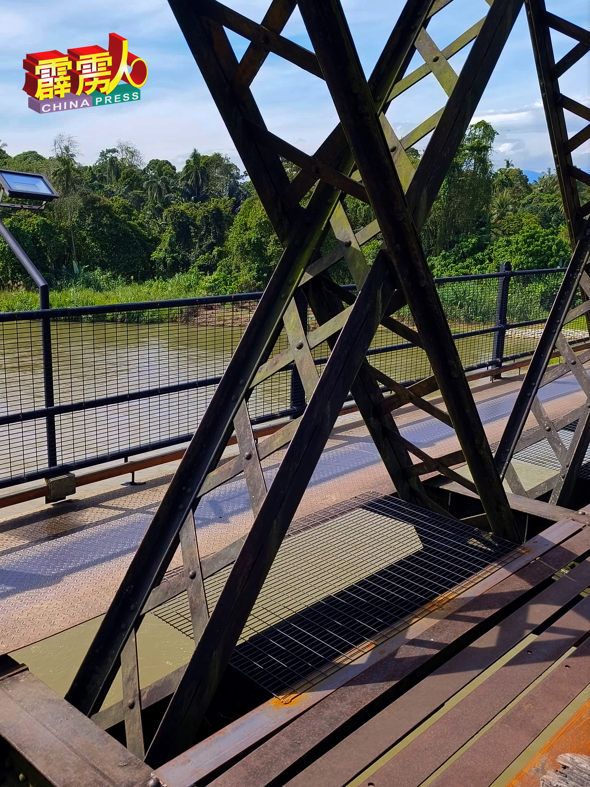 火车桥已增设安全网及铁板，游客拍摄与打卡更安全。