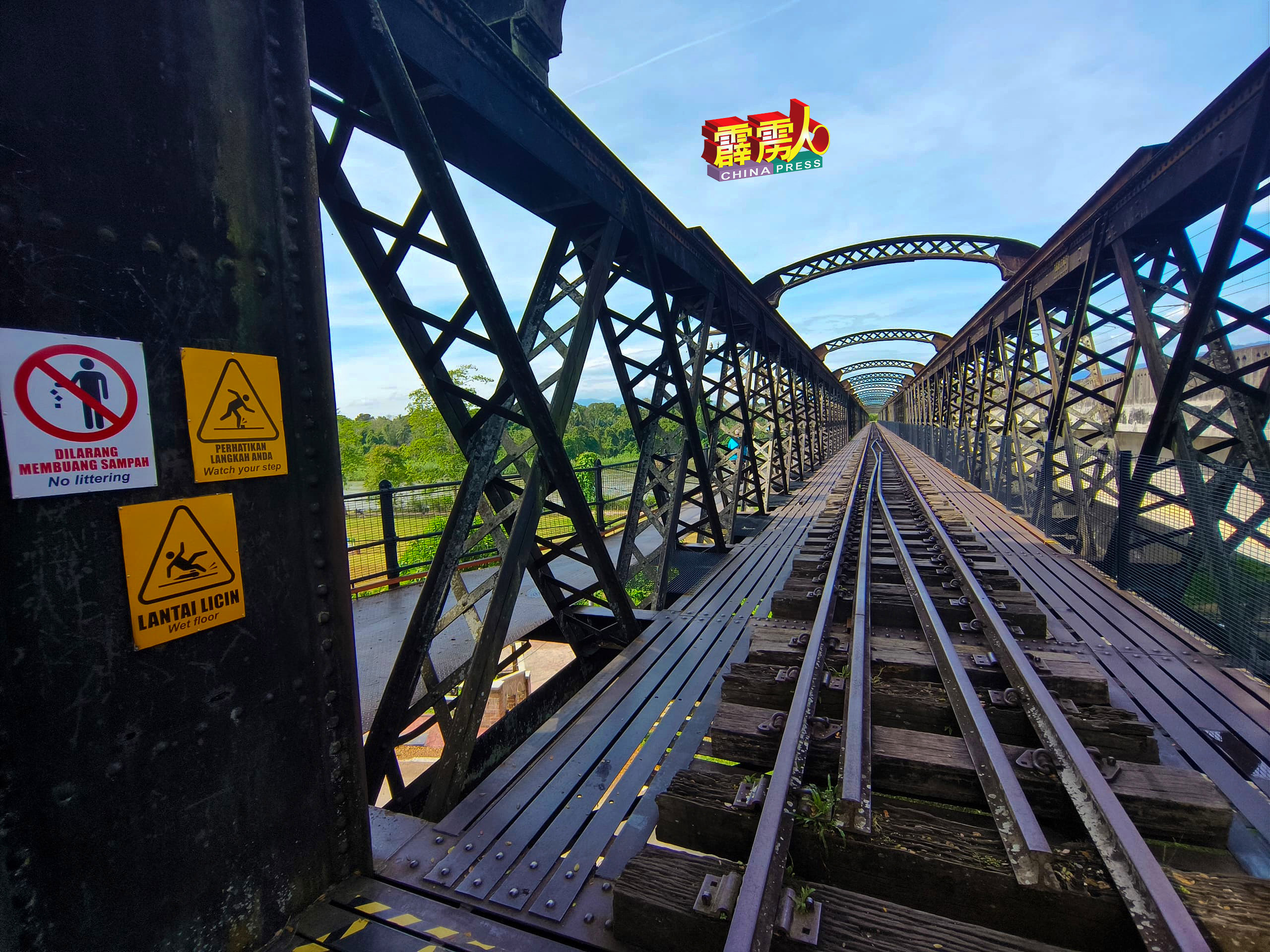 维多利亚火车桥处贴上许多告示牌醒游客，桥面铁板湿滑、小心步行、勿随地丢垃圾。