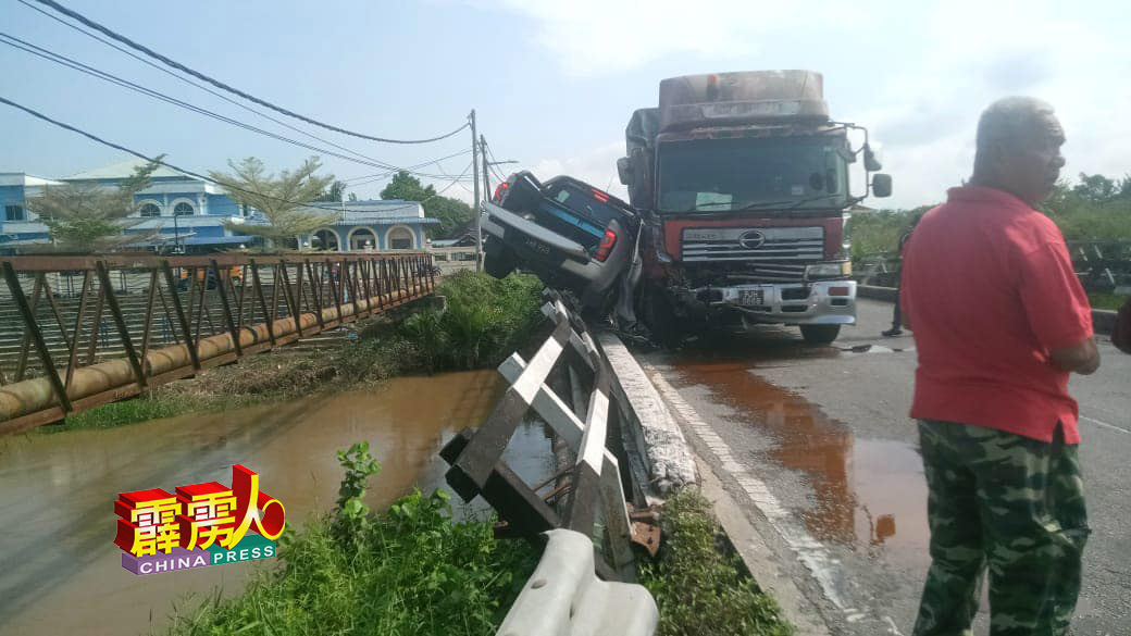 车祸是在班台朝太平直弄方向的路段（FT60）发生，案发现场是离开班台市区约3公里远的港脚（Pengkalan Baru）的桥樑上。（州议员阿兹曼诺提供）