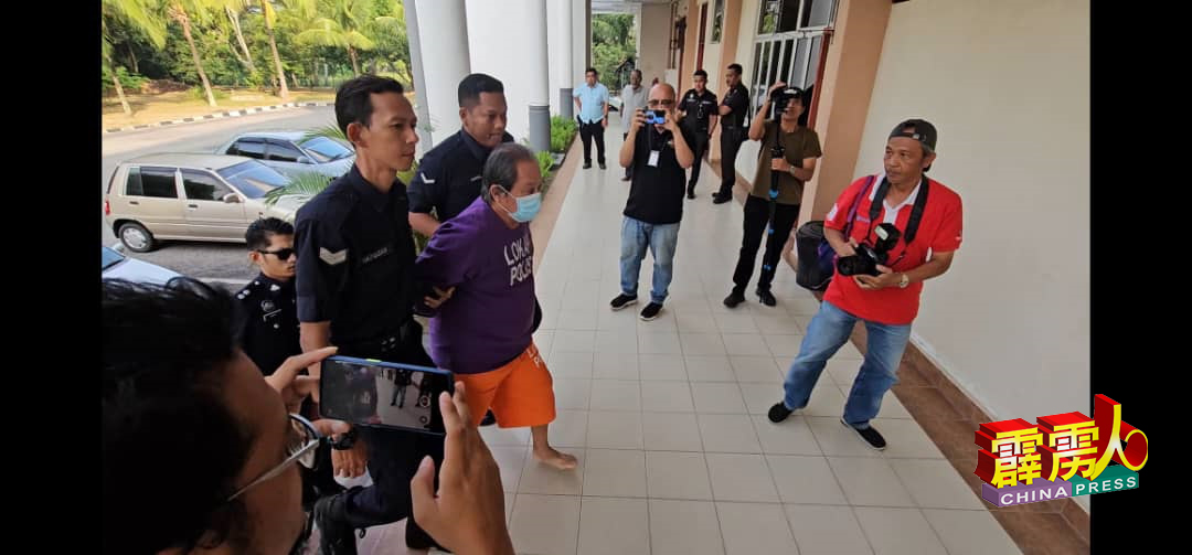 被告徐贵兴（61岁），被警员个别以警车押送至霹雳州曼绒推事庭。