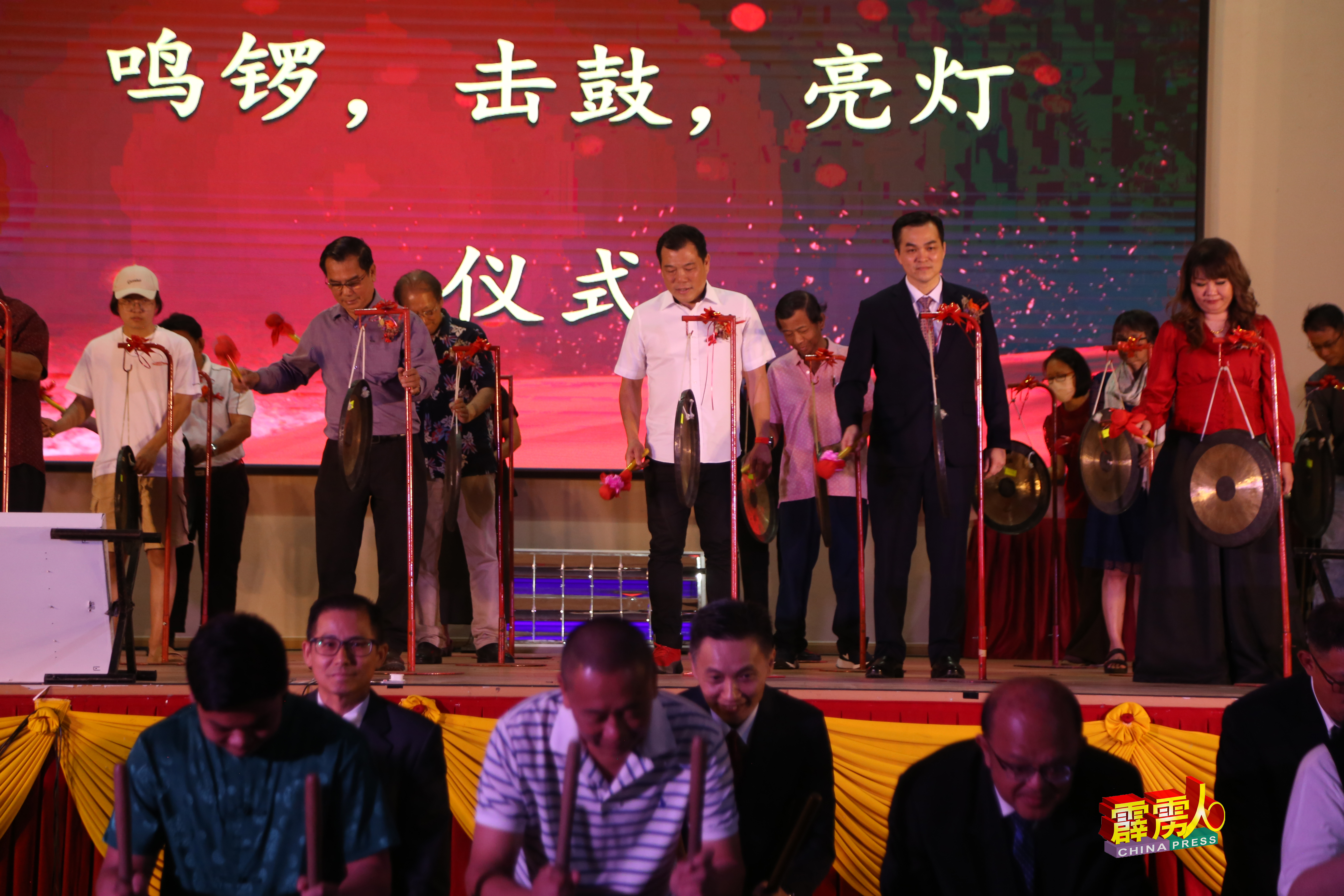 许益镇（左2起）、罗思义、梁健焜及刘美青在台上鸣锣。