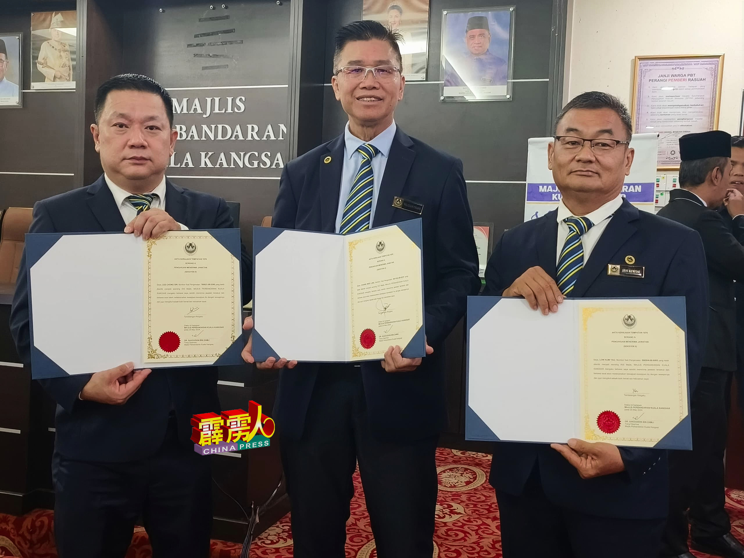 3名华裔江沙市议员共同展示委任状，左起李宗新（火箭）、张伟年（蓝眼）及罗金洧（火箭）。