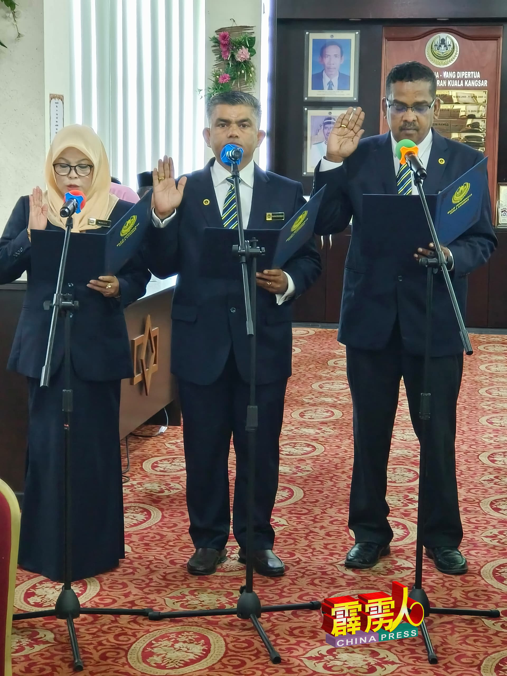 国大党今次派出两员担任江沙市议员，壮大国阵势力。右起阿扎、拉马贞德兰及罗哈佑，共同宣誓就职。
