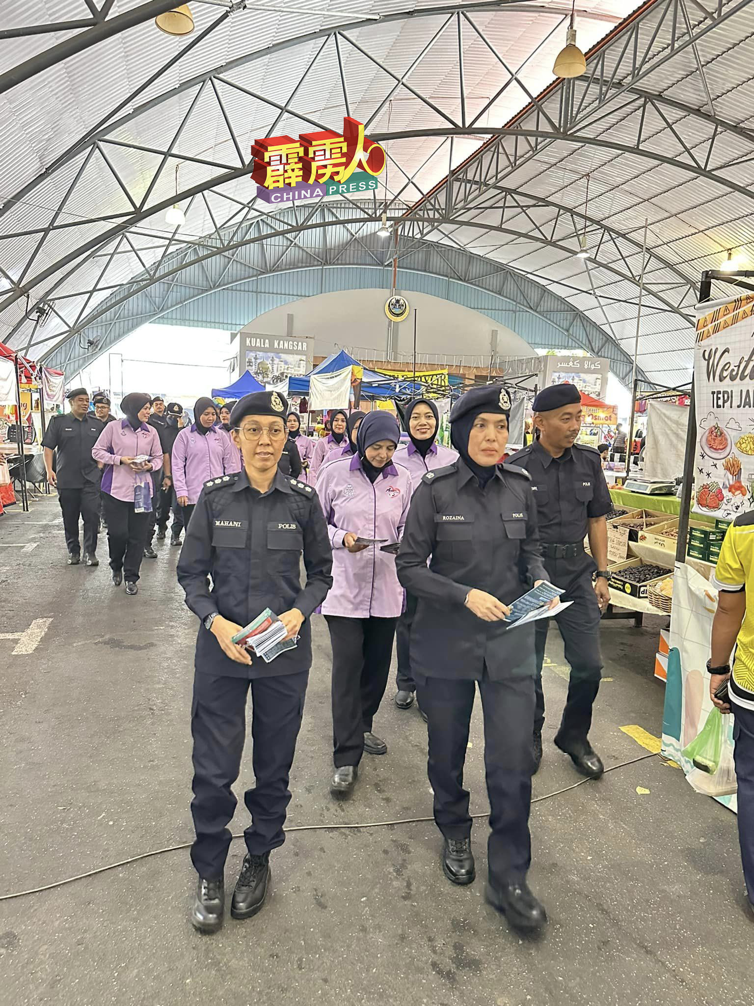 警察在斋戒月市集展开高调警政活动，不仅可负责维护安全，还致力于与当地社区巩固关系。