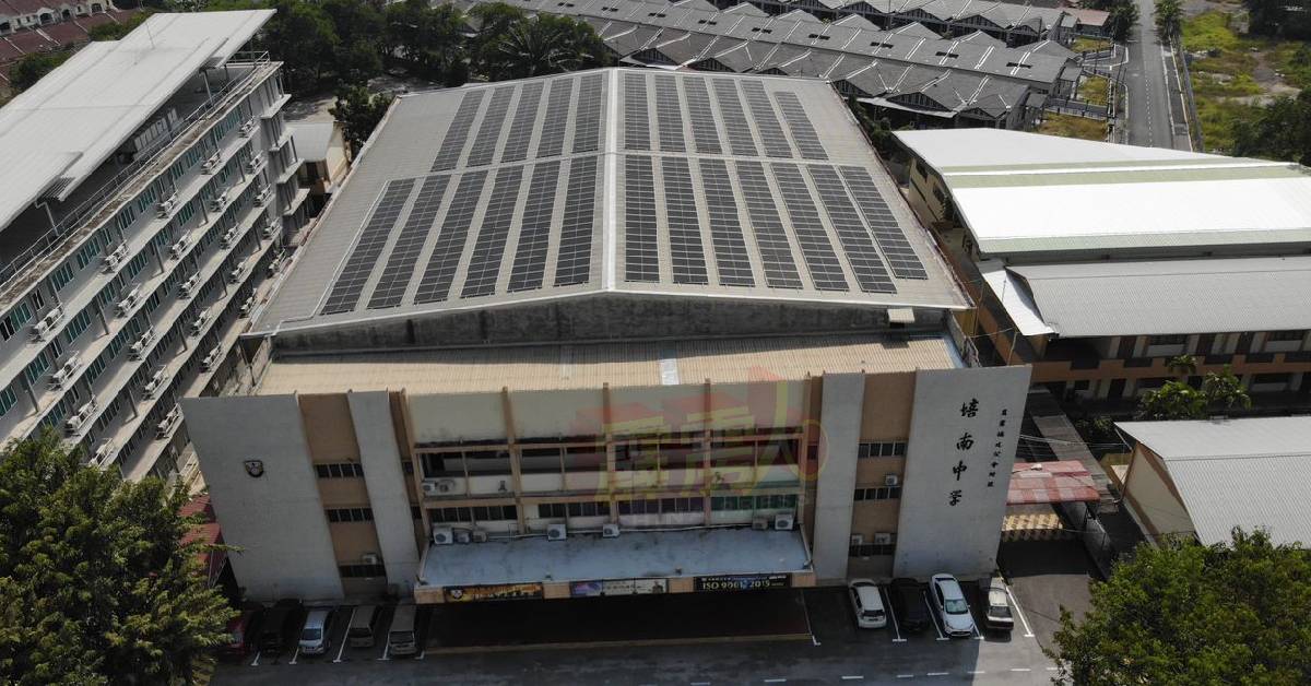 培南独中安装了首个太阳能板，以期能节省学校的电费。