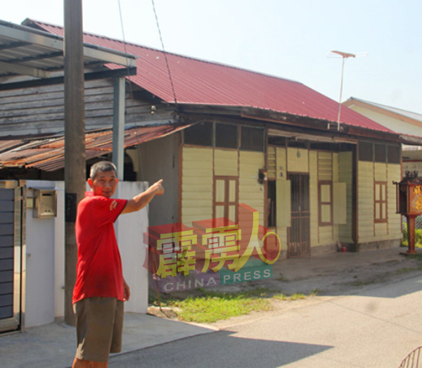 杨春松手指处是他在数月前，为村民争取拨款换上的新屋顶。